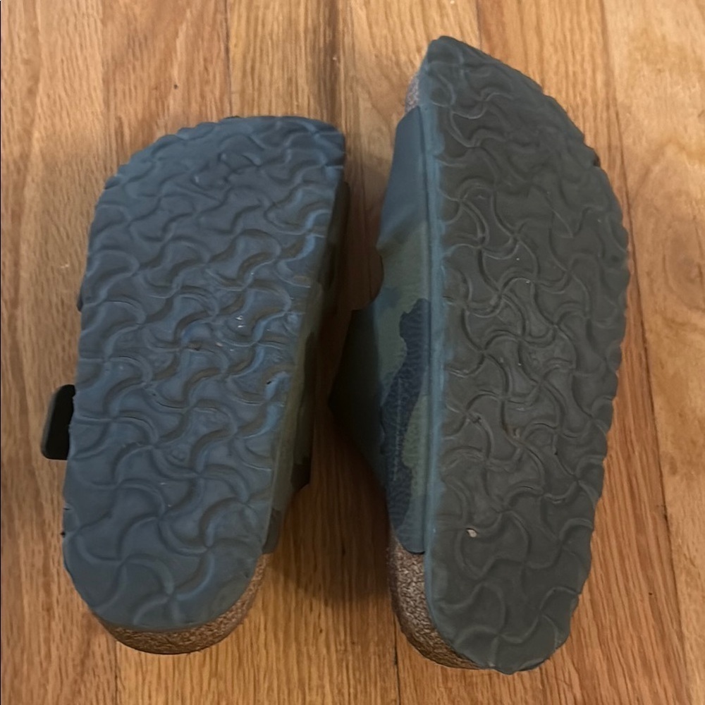 Birkenstock sz 6 vegan faux leather Camouflage Sandals great pre owned condition - Picture 5 of 7